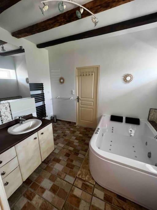 Longere Berrichonne, Calme Absolu, 13 Personnes Vila Saint-Pierre-les-Etieux Exterior foto